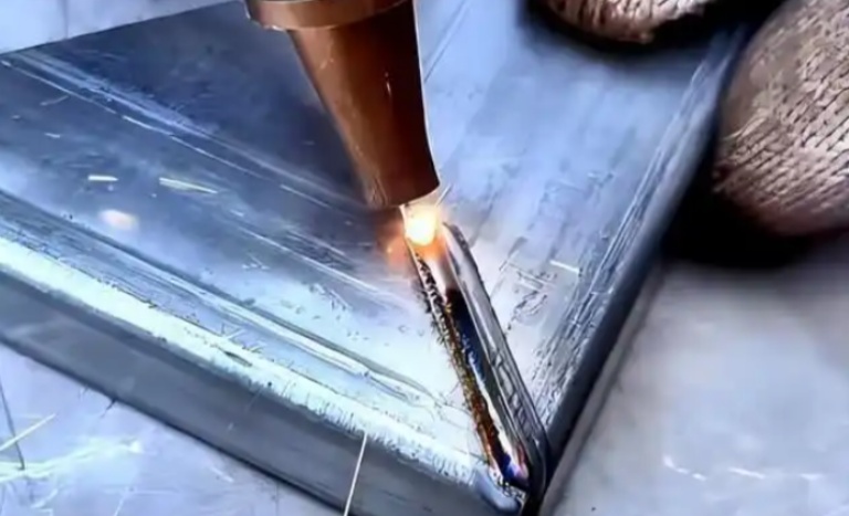 動(dòng)力電池雙層板焊接機(jī)為何昂貴：深度解析